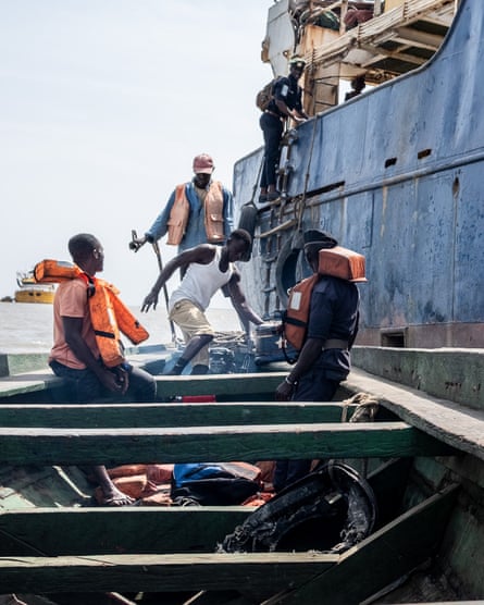 Como as 'Galápagos da África Ocidental' são saqueadas por fábricas flutuantes de peixe