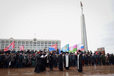Mourners gather in Samara to lay flowers in memory of soldiers killed in Makiivka.