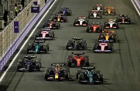Fernando Alonso de Aston Martin en acción por delante de Sergio Pérez de Red Bull al comienzo de la carrera.