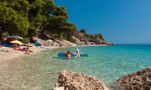 Touristes, jeunes enfants sur la plage du village de Murvica