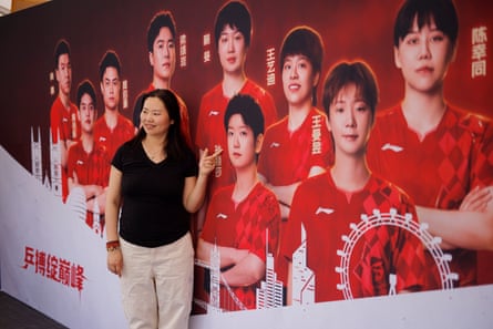 A fan of China points to an image of Sun Yingsha