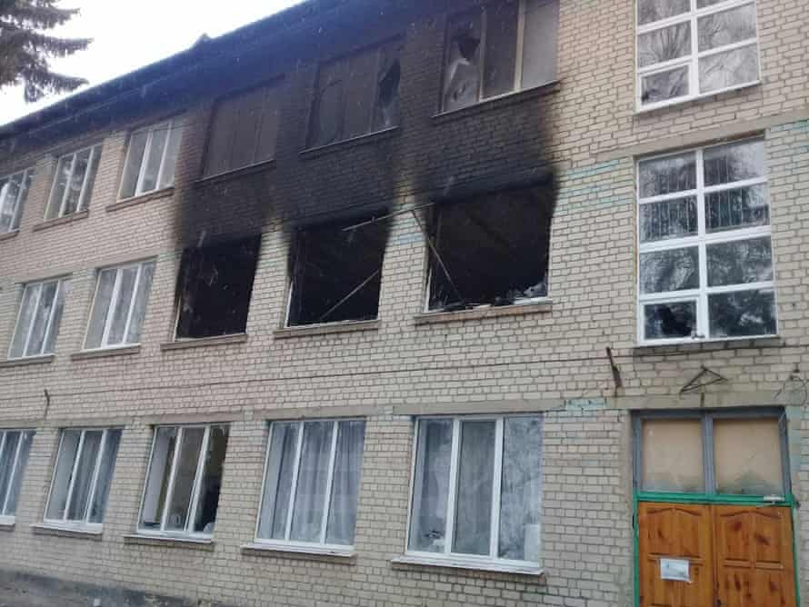 Несколько окон покрыты черным