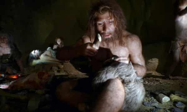 Eine Museumsausstellung einer Neandertaler-Familie, die brutalen Wintern ausgesetzt war.