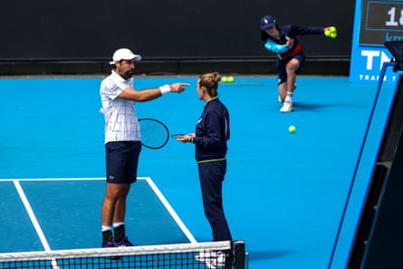 Jeremy Chardy argues with umpire Miriam Bley.