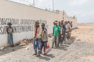 Les gens font la queue pour s'inscrire au centre de transit de l'OIM à Obock, où des retours volontaires en Éthiopie sont organisés