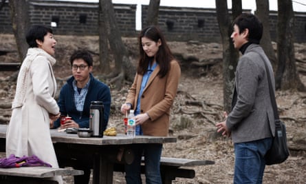 Lee (à l'extrême droite) en tant que professeur d'études cinématographiques dans Nobody's Daughter Haewon.
