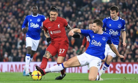 James Tarkowski dari Everton menjegal Darwin Núñez dari Liverpool