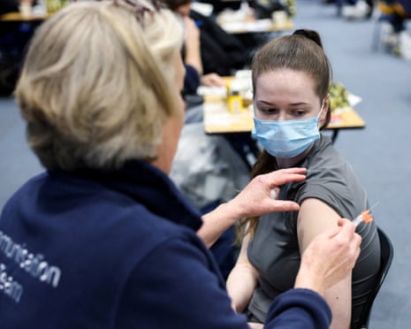 Studenti che ricevono il vaccino contro la meningite B