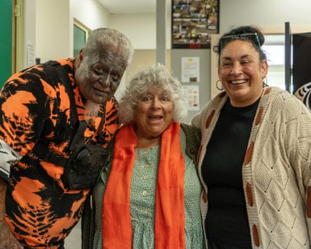 Miriam Margolyes with two people she met on her New Zealand tour