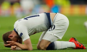 Harry Kane, Tottenham Hotspurs', will be responding after a challenge.