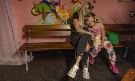 زنی با دخترش در پناهگاه یک مدرسه در هنگام هشدار حمله هوایی، در نزدیکی درمانگاهی که در پی حمله موشکی روسیه در 1 ژوئن 2023 در کیف اوکراین آسیب دیده بود، نشسته است.