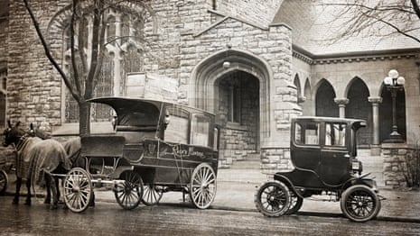 A horse and cart next to an electric vehicle in Kansas City, Missouri, in 1910.