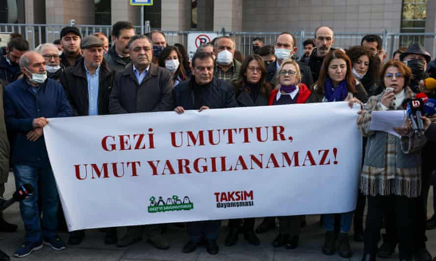 Abogados, miembros de la oposición y simpatizantes se reunieron frente al tribunal.  La pancarta dice: 'Gezi es esperanza.  ¡La esperanza no se puede sobreestimar!