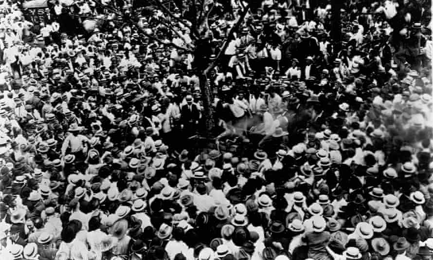 Large crowd watching the lynching of Jesse Washington in Waco, Texas, in 1916.