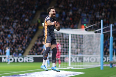 बेन ब्रेरेटन डियाज़ ने कोवेंट्री सिटी में डर्बी काउंटी के लिए बराबरी का गोल करने का जश्न मनाया।