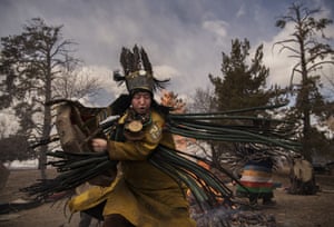 Um ritual de fogo na sagrada árvore-mãe em Sükhbaatar, província de Selenge