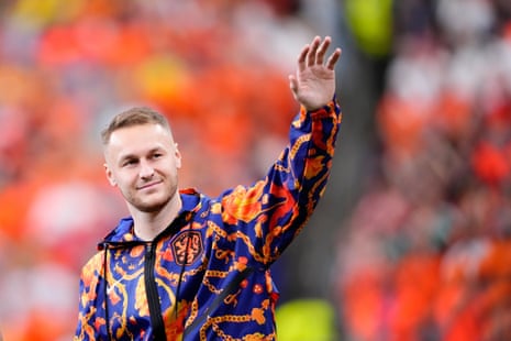 Teun Koopmeiners of Netherlands greets the supporters.