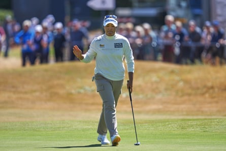 Ryu Hae-ran acknowledges the crowd at the end of her first round