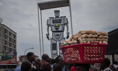 Crowds at the presentation ceremony of three new robots that were recently installed in Kinshasa to help tackle the hectic traffic usually experienced in the capital. The new robots are equipped with cameras that allow them to record traffic flow.