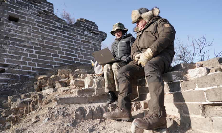 Ray Mears with Huang Qiaowen from Bring the Leopard Home project on The Great Wall of China.