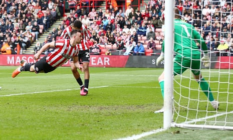 Jack Robinson’s diving header makes it 2-1 for Sheffield United against Cardiff.