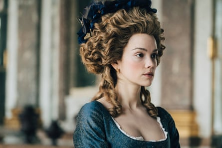 head and sholulders of Marie Antoinette (Emilia Schüle)