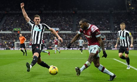 Michail Antonio of West Ham United shoots.