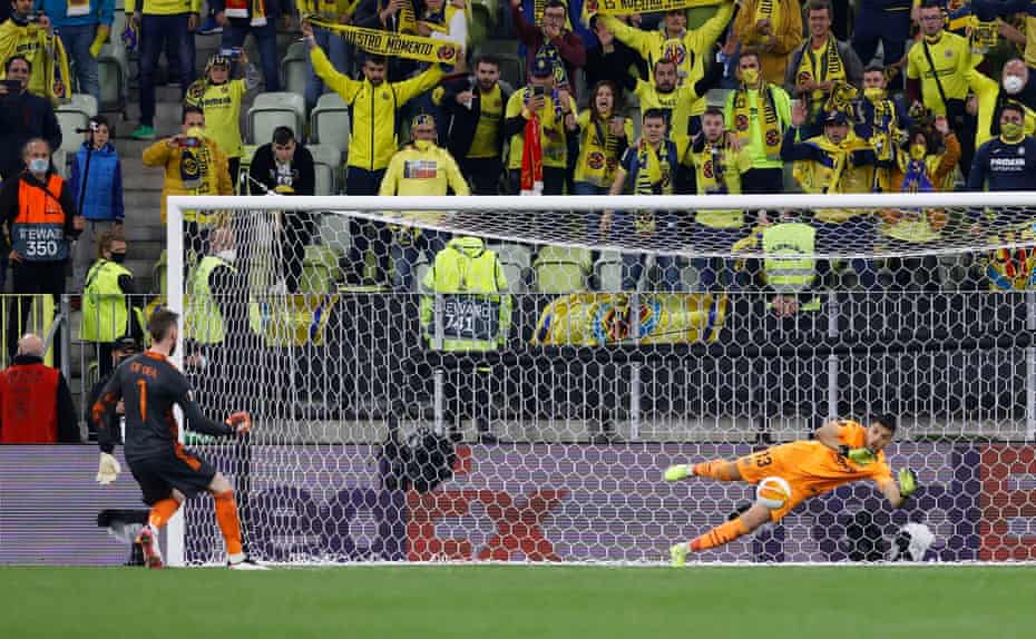 Rulli saves De Gea's kick to win the Europa League.