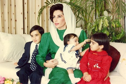 Bilawal Bhutto Zardari with his mother Benazir Bhutto and sisters Bakhtawar and Aseefa