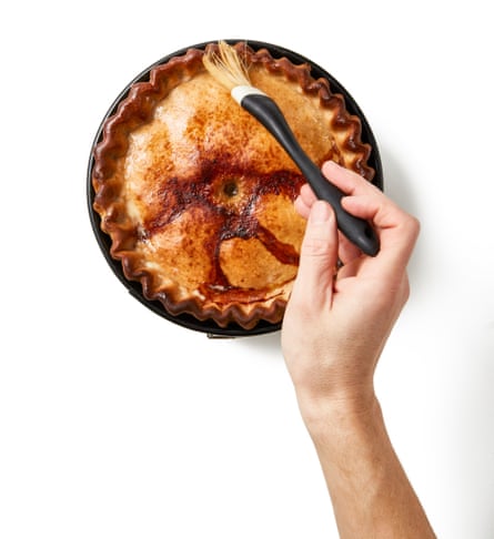 Cuire, badigeonner d'œuf et cuire à nouveau : Cuire la tarte pendant 30 minutes, puis baisser le four à 180 C (ventilateur 160 C)/350 F/gaz 4 et cuire encore une heure et demie. Badigeonnez légèrement d'œuf battu et remettez au four pendant 20 minutes supplémentaires - si vous avez un thermomètre, la température interne doit indiquer au moins 65 ° C. Retirer et laisser refroidir au moins une heure.
