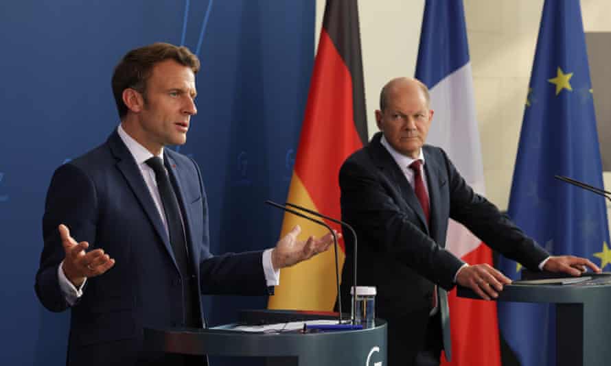 German Chancellor Olaf Scholz (R) and French President Emmanuel Macron in Berlin, Germany.