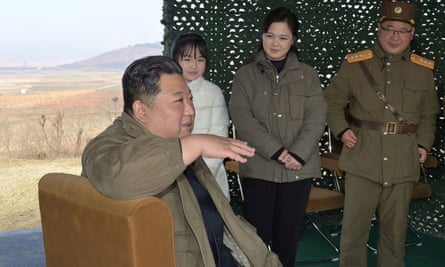 زعيم كوريا الشمالية كيم جونغ أون مع زوجته ري سول جو وابنتهما