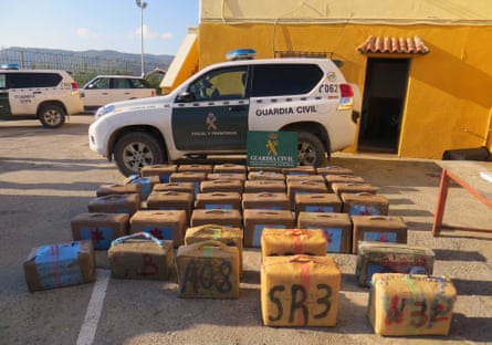 Contraband seized in a joint operation with national police, customs surveillance and Civil Guard in the Campo de Gibraltar, in the town of La Línea de la Concepción.