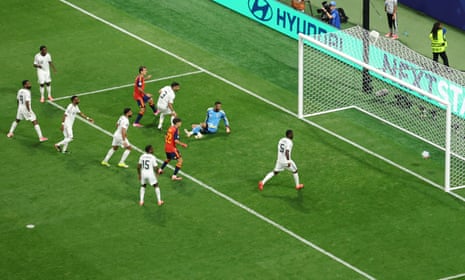 Mikel Oyarzabal, da Espanha, marca seu segundo gol.