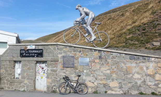 Le Géant at the top of the Tourmalet in the French Pyrenees, with Peter Kimpton’s bike below it.