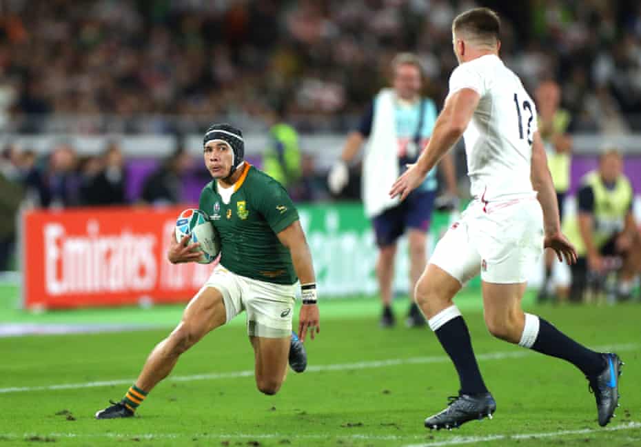 Cheslin Kolbe échappe à Owen Farrell avant de marquer le deuxième essai des Springboks lors de la finale de la Coupe du monde de rugby 2019 contre l'Angleterre à Yokohama.