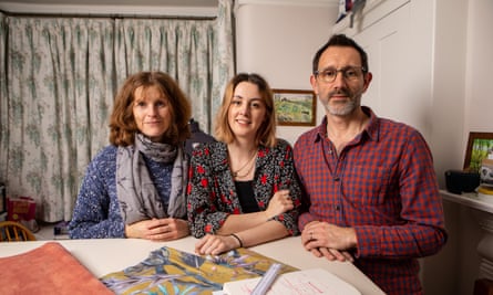 Volver a vivir con los padres aumenta la salud mental de los adultos 'boomerang' 1 Ella Clarke, de 27 años, vive con sus padres, Tim y Louise.