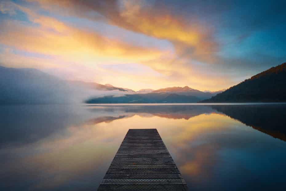 Le lac Kaniere de Nouvelle-Zélande à l'aube.