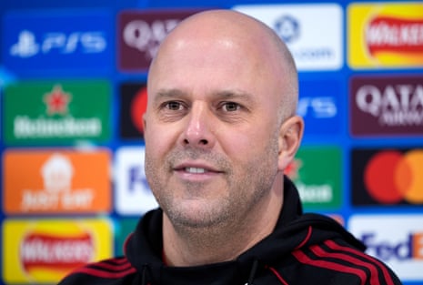 Arne Slot talks to the press