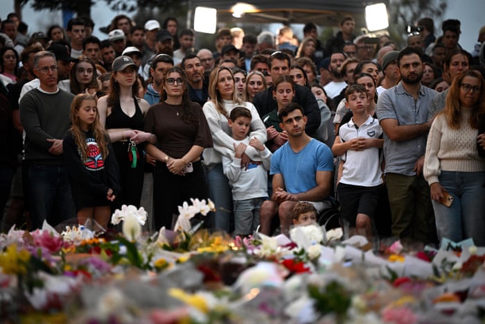 Mourners gather for vigil at Bondi beach in Sydney – in pictures ...