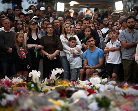 Mourners gather for vigil at Bondi beach in Sydney – in pictures ...