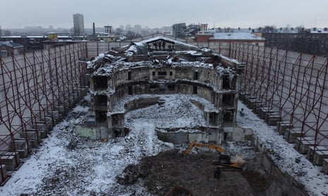 Una vista aérea muestra el edificio del teatro destruido en Mariupol ocupado.