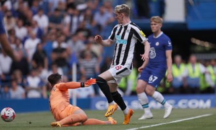 Anthony Gordon slots the ball past Kepa Arrizabalaga to give Newcastle the lead