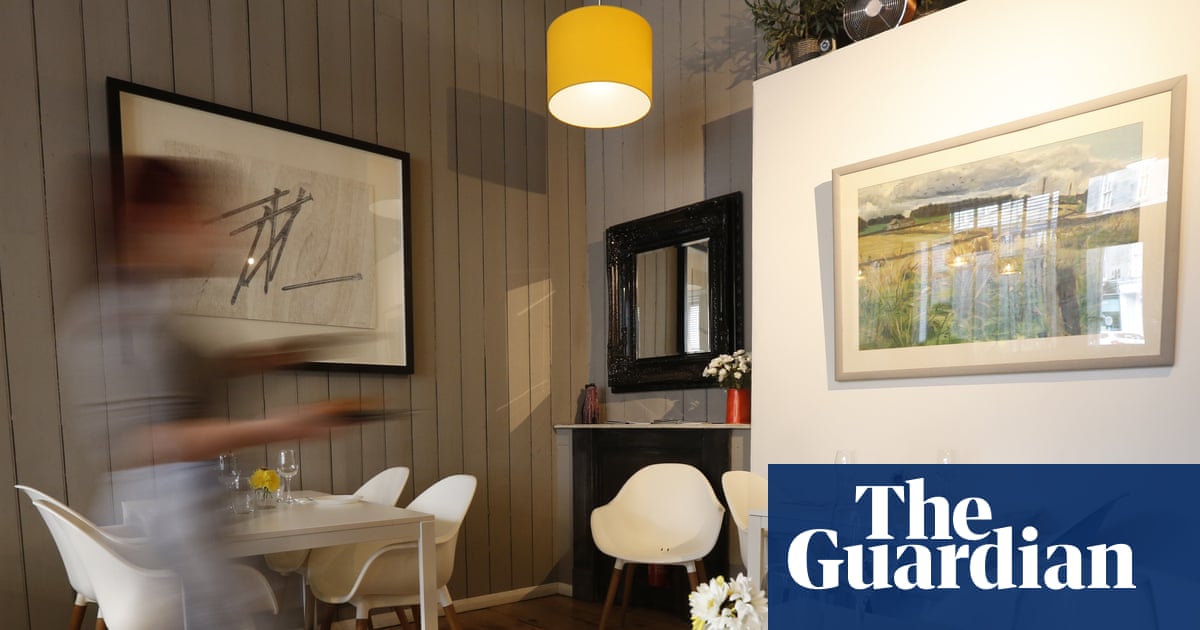 UK Service Sector Collapse Threatens Workers Amidst Political and Global Instability