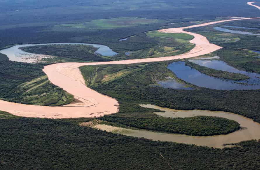Un río sinuoso y un lago en forma de meandro en el parque nacional