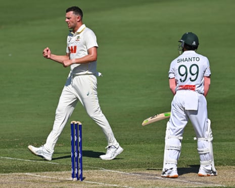 Ο Josh Hazlewood γιορτάζει μετά την απόλυση του Najmul Hossain Shant τη δεύτερη ημέρα της πρώτης δοκιμής στο Darwin