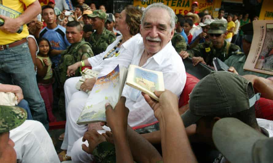 Colombian author Gabriel García Márquez, sitting with his wife, Mercedes Barcha, is asked by admirers to dedicate them books, before boarding the train to his home town Aracataca in Santa Marta, Colombia