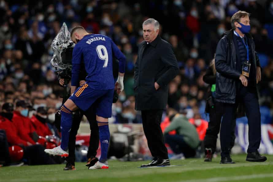 Karim Benzema shows Real Madrid coach Carlo Ancelotti as he injured his knee.