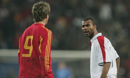 Ashley Cole gives Fernando Torres an earful in 2004.
