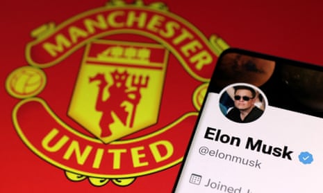 Phone with Elon Musk's Twitter account next to the Manchester United badge.